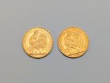 deux pièces d'or posées sur une surface grise