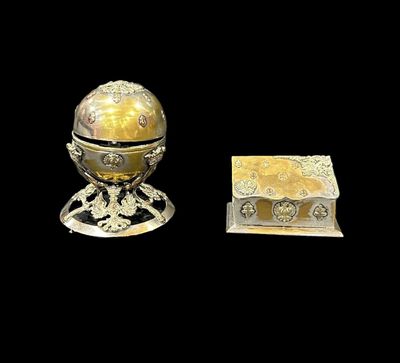 une boîte en or et en argent et un œuf en argent et en or