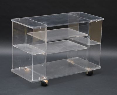 Desserte sur roulettes en plexiglass à étagères - Xxe siècle…