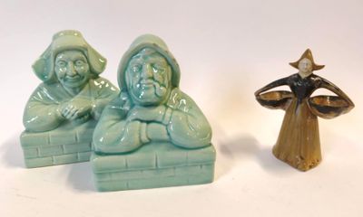 deux figurines assises sur une table