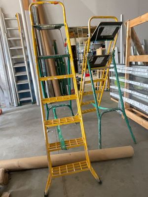 une échelle jaune posée à côté d'un rouleau de papier