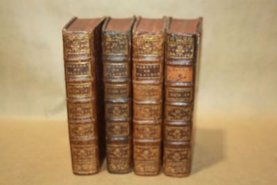 trois vieux livres sont empilés sur une table