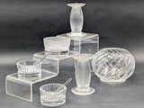 un grand nombre d'objets en verre posés sur une table