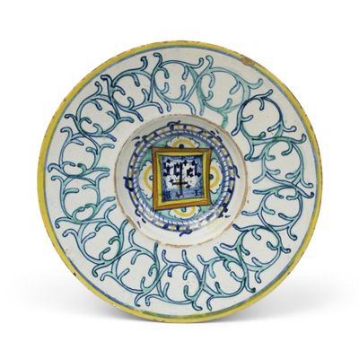 une assiette ornée d'un motif bleu et jaune