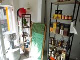 une pièce dans laquelle se trouvent une étagère et une chaise