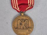 une vieille médaille entourée d'un ruban rouge et blanc