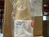 un paquet de papier toilette posé sur une boîte en carton