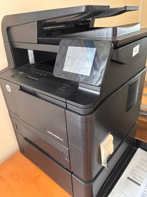 une imprimante posée sur un bureau