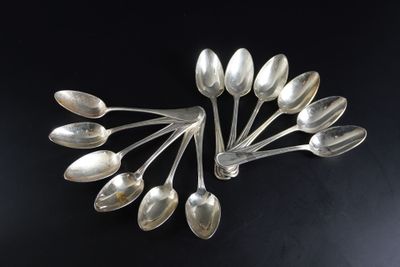 Douze cuillères à entremets en argent, dont onze modèle à fi…