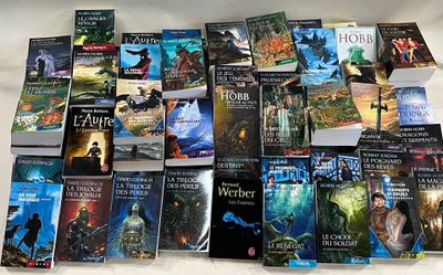 un grand nombre de livres posés sur une table