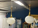 deux lampes suspendues au plafond dans une pièce