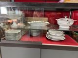 plusieurs assiettes et bols exposés dans une vitrine