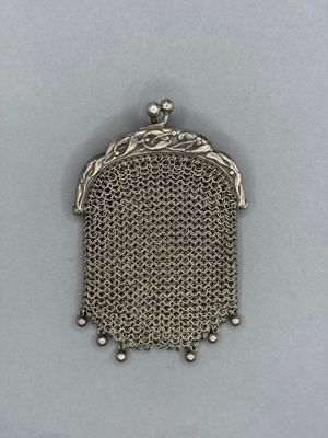 un petit porte-monnaie en argent muni d'une chaîne
