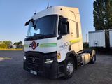 un camion blanc garé dans un parking