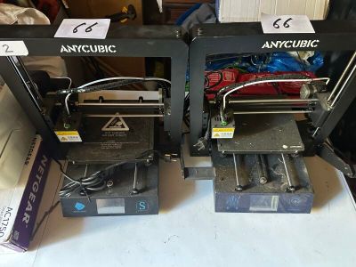 deux imprimantes 3D posées sur une table