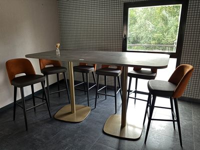 une table et quatre chaises dans une pièce dotée d'une grande fenêtre