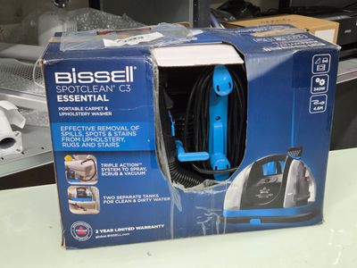 une boîte bleue contenant un tuyau noir, posée sur une table