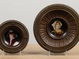 deux assiettes sur une table, sur lesquelles figurent des photos de personnes