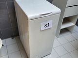 une machine à laver et un sèche-linge dans une petite salle de bains