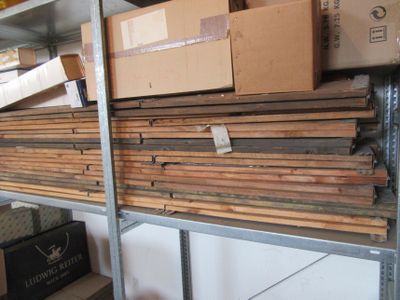 de nombreux cartons et boîtes sur une étagère dans une pièce