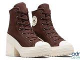 un gros plan sur une paire de baskets marron à semelles blanches