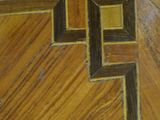 un gros plan d'un parquet orné d'un motif