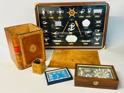une boîte en bois contenant des ciseaux et d'autres objets