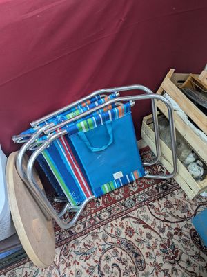 une chaise posée à côté d'une pile de livres posée par terre