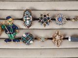 a lot of brooches that are laying on a table