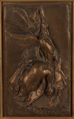 une plaque en bronze représentant un cheval et un oiseau, dans un cadre en bois