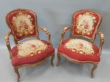 une paire de chaises rouges et dorées avec des coussins rembourrés à motifs floraux