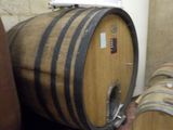 deux tonneaux de vin posés l'un à côté de l'autre sur le sol