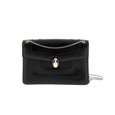 un sac à bandoulière en cuir noir muni d'une bandoulière en chaîne et d'un cadenas