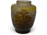 un vase marron orné d'un arbre sur un fond blanc