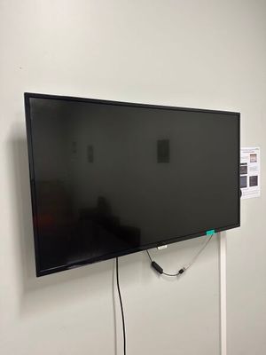 un téléviseur à écran plat fixé au mur d'une pièce