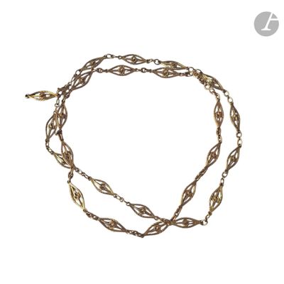 gros plan d'un collier en or avec une chaîne sur fond blanc