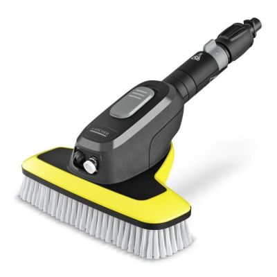 une brosse de nettoyage jaune et noire sur fond blanc