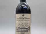 l'image d'une bouteille de vin posée sur une table