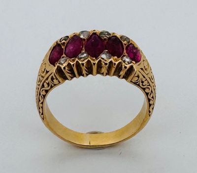 un gros plan d'une bague en or sertie de trois rubis