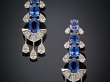 une paire de boucles d'oreilles en saphir et diamant