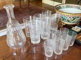 beaucoup de verres et un vase sur la table