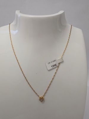 gros plan d'un torse de mannequin portant un collier