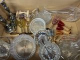 une boîte remplie d'objets en verre posée sur une table