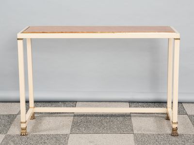 une table en bois posée sur un sol en damier
