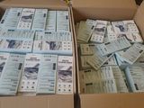 beaucoup de billets dans une boîte posée par terre