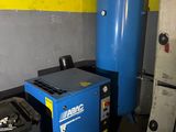 une machine bleue et un réservoir bleu dans une pièce