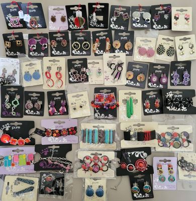 de nombreux modèles de boucles d'oreilles exposés