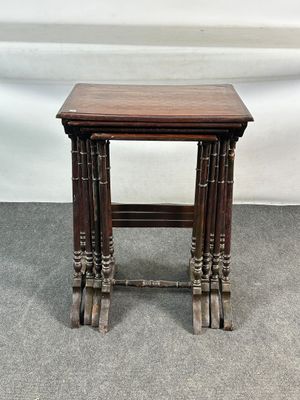 une table d'appoint ancienne en bois, à trois pieds et dotée d'un plateau en bois