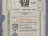 un vieux document sur lequel figurent une médaille, une autre médaille et d'autres objets