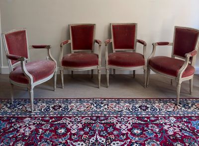 plusieurs chaises sont alignées dans une pièce